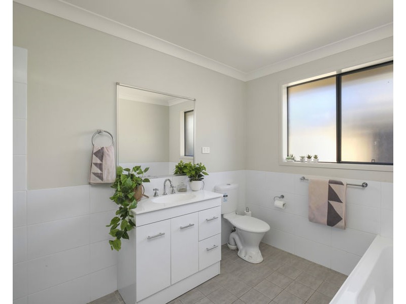 33 REGATTA WAY, Summerland Point NSW 2259