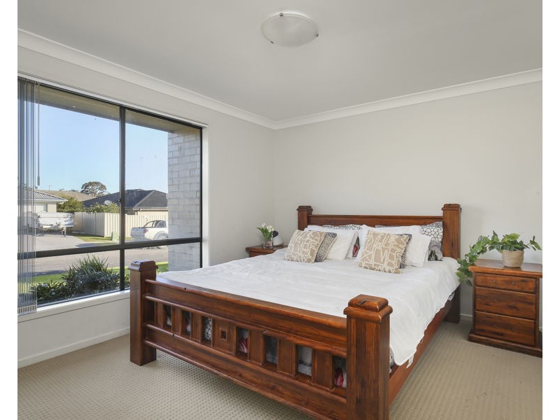33 REGATTA WAY, Summerland Point NSW 2259