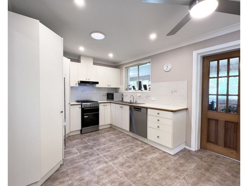 8 MOORE PLACE, Doonside NSW 2767