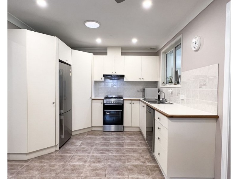 8 MOORE PLACE, Doonside NSW 2767