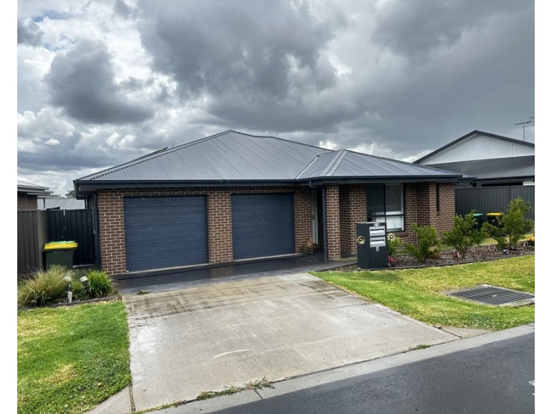 25 & 25A Janice Drive, Tahmoor NSW 2573