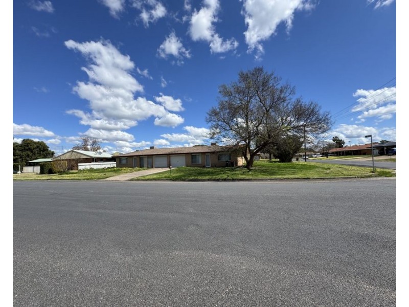 2 BOWE STREET, Moree NSW 2400