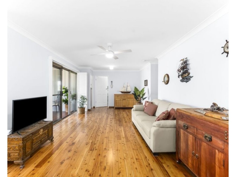 33 Winbin Crescent, Gwandalan NSW 2259