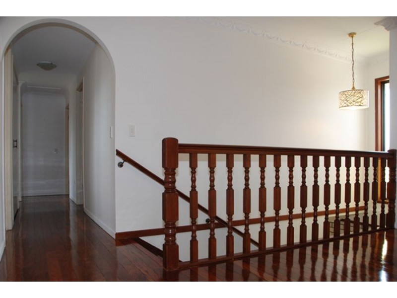 9 Carnoustie St, Macgregor QLD 4109