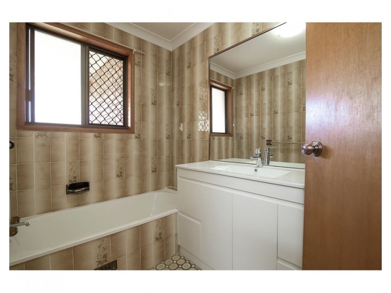 24 Yorkshire Crescent, Mount Warren Park QLD 4207