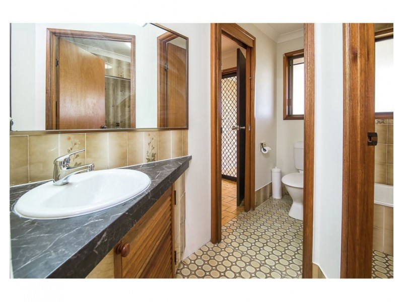 24 Yorkshire Crescent, Mount Warren Park QLD 4207