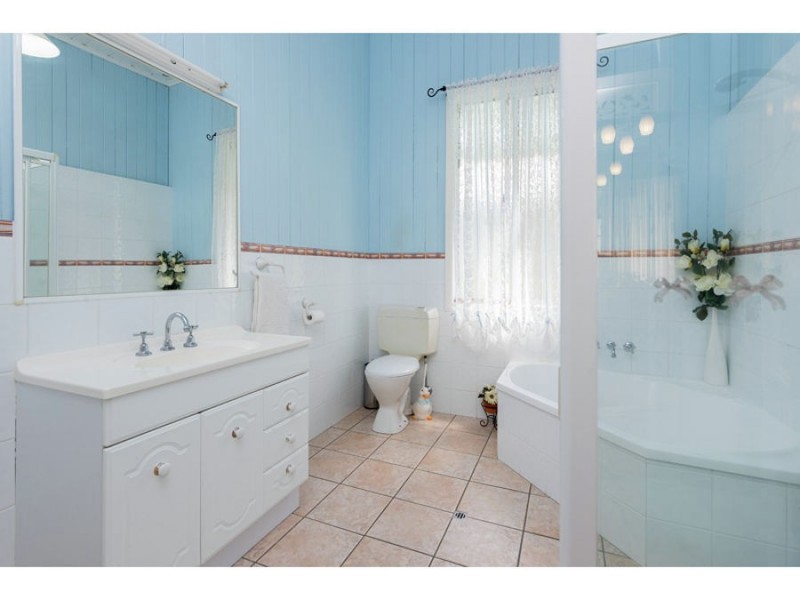 49 Wynnum Rd, Norman Park QLD 4170