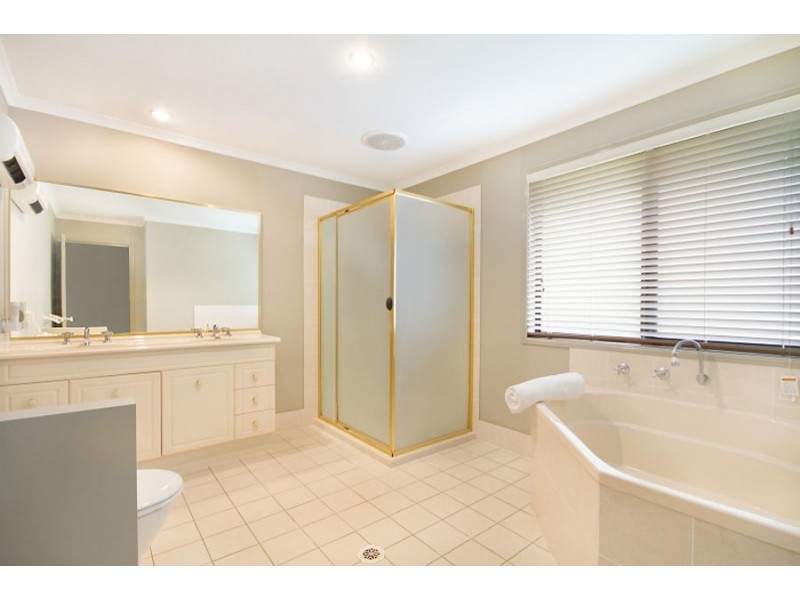 14 Buncrana Terrace, Banora Point NSW 2486