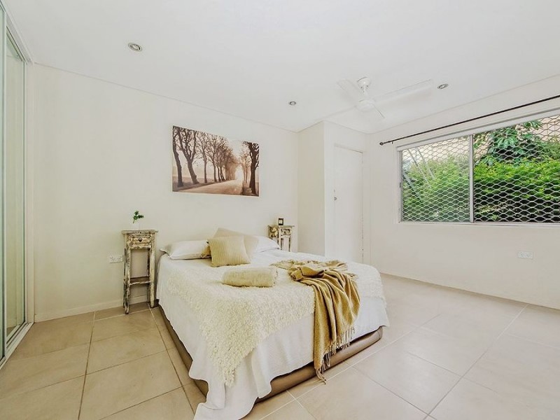 2/23 Tweed St, Coolangatta QLD 4225