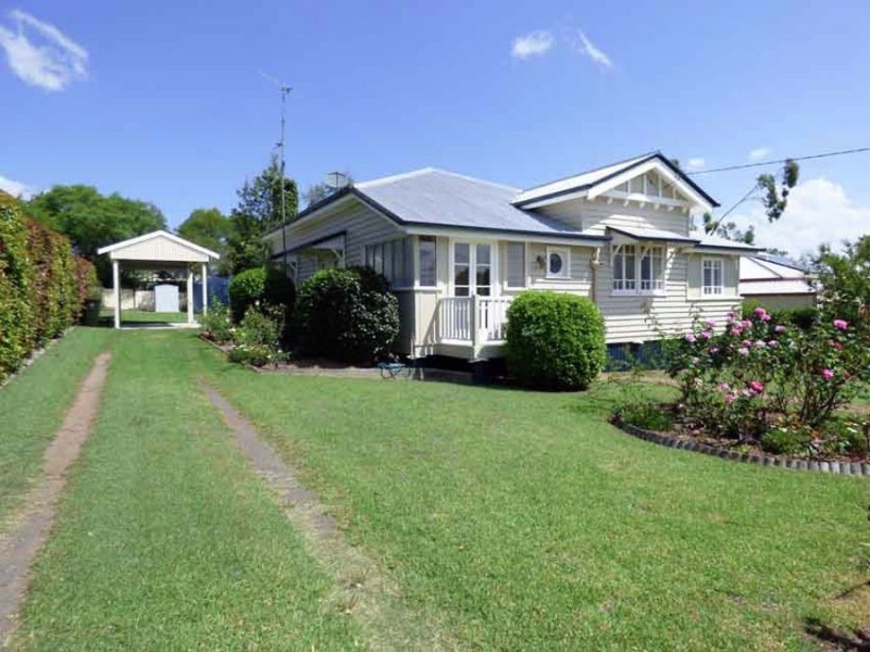19 Albert st, Crows Nest QLD 4355