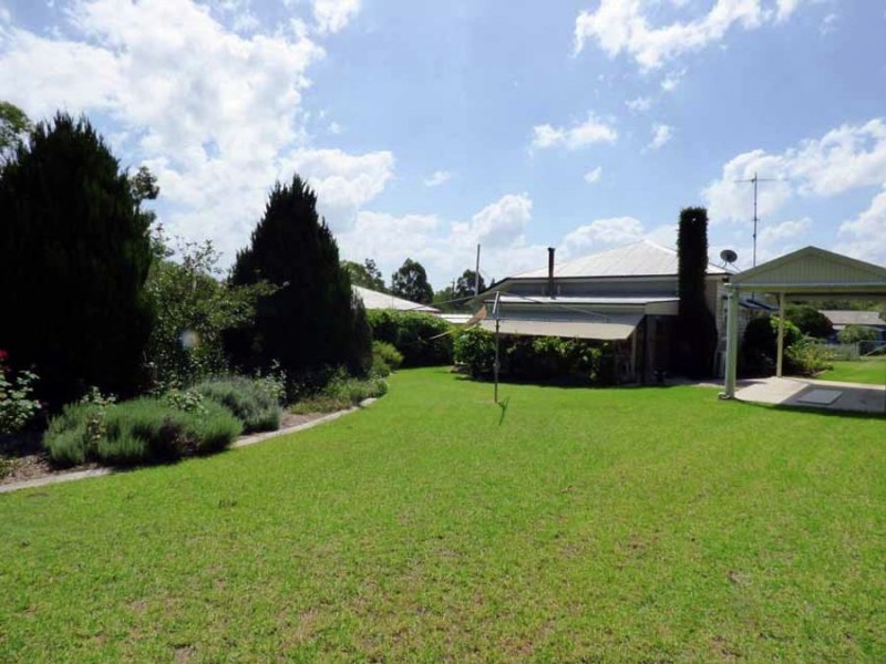 19 Albert st, Crows Nest QLD 4355