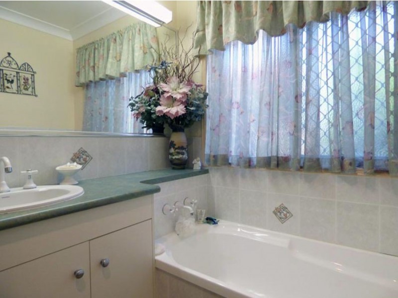 1 Lee Crt, Crows Nest QLD 4355