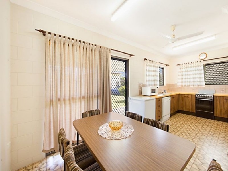 15 Tracey St, Balgal Beach QLD 4816