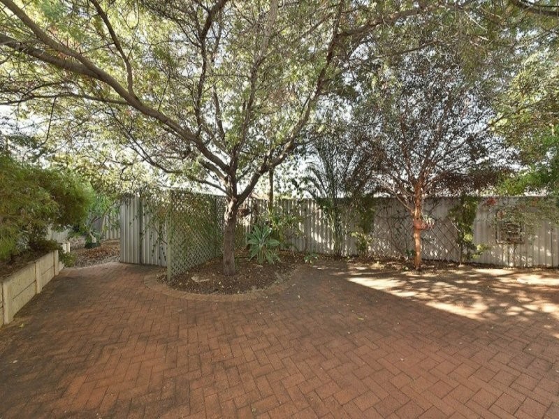 8 Towerhill Road, Alexander Heights WA 6064