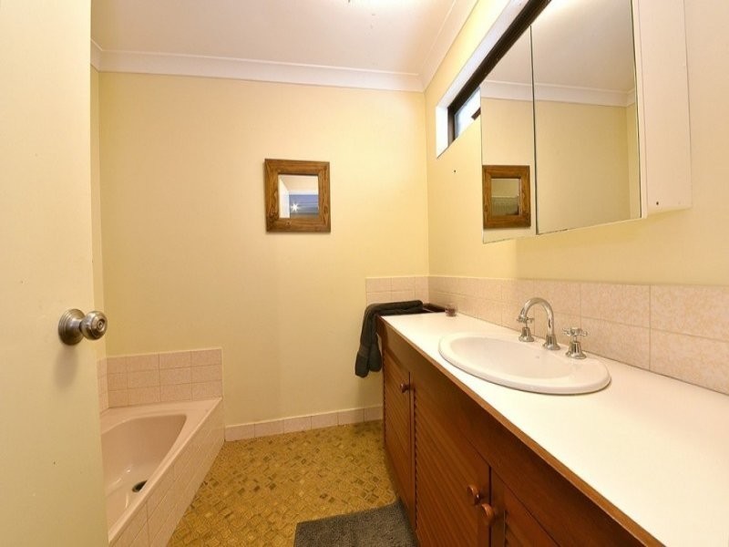 8 Towerhill Road, Alexander Heights WA 6064