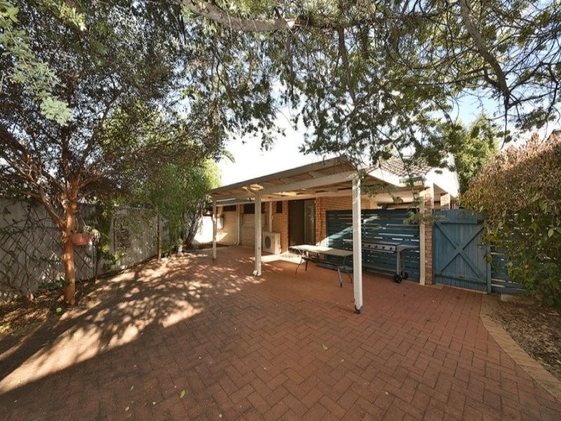 8 Towerhill Road, Alexander Heights WA 6064