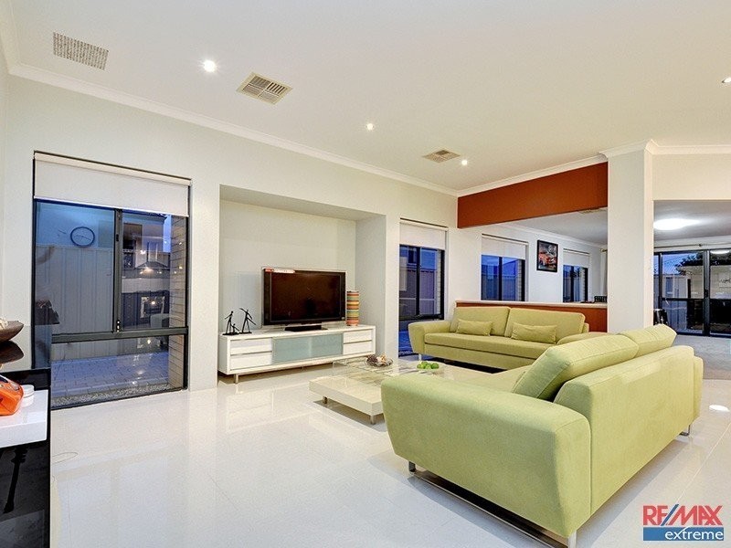 9 St Louis Avenue, Hocking WA 6065