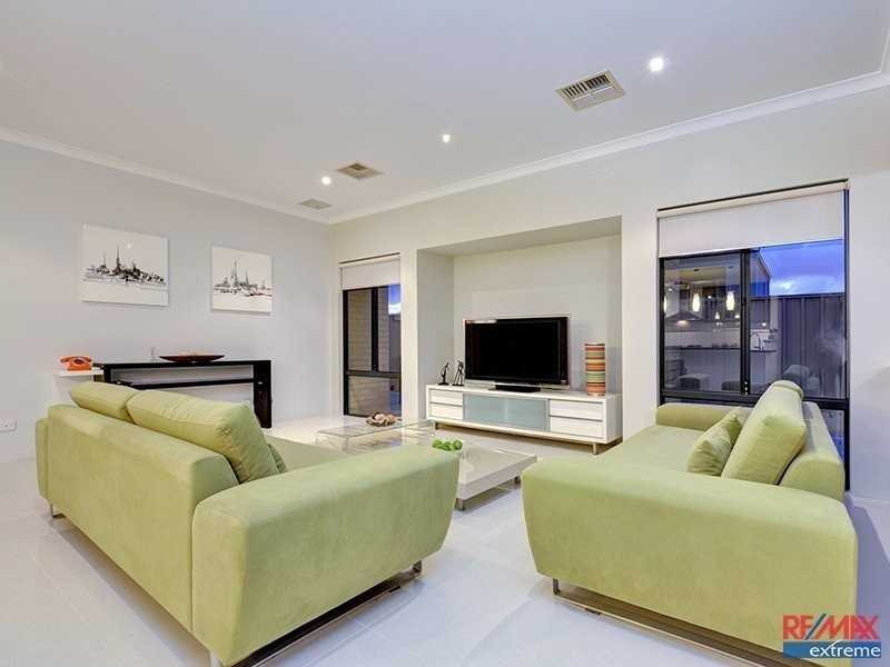 9 St Louis Avenue, Hocking WA 6065