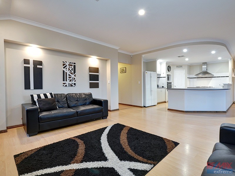 25 Chartwell Bend, Hocking WA 6065