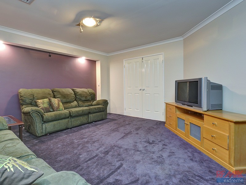 25 Chartwell Bend, Hocking WA 6065