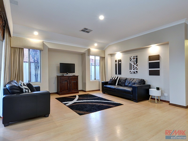 25 Chartwell Bend, Hocking WA 6065