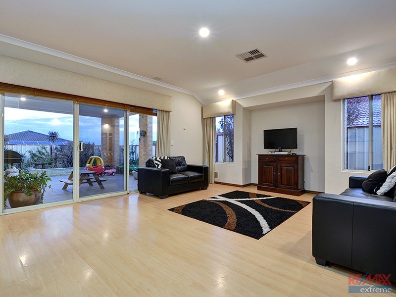 25 Chartwell Bend, Hocking WA 6065