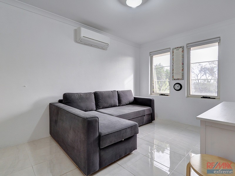 24 Strathmerton Road, Banksia Grove WA 6031