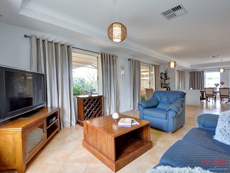 70 East Road, Pearsall WA 6065