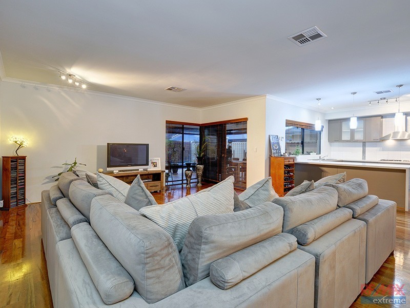 16 Phoenix Terrace, Hocking WA 6065