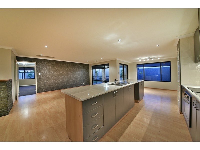 7 Vanrook Court, Carramar WA 6031