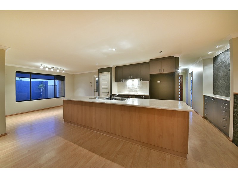 7 Vanrook Court, Carramar WA 6031