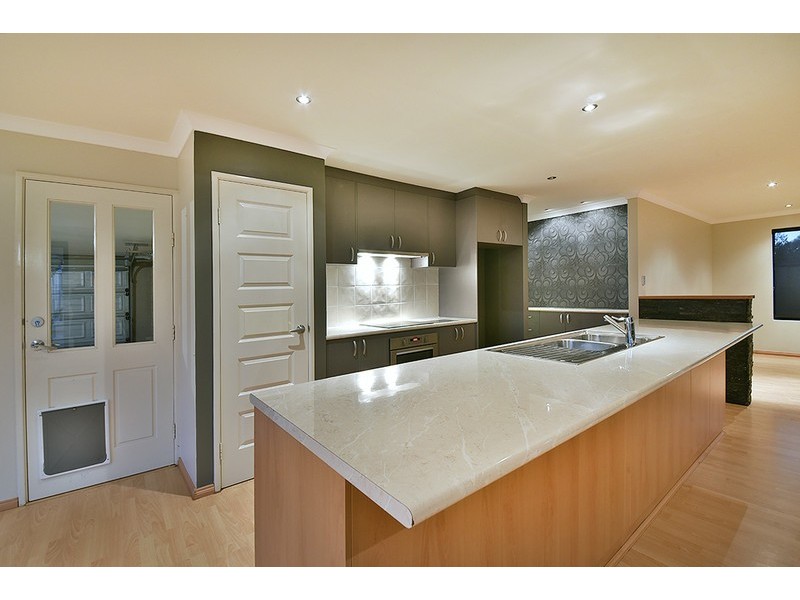 7 Vanrook Court, Carramar WA 6031