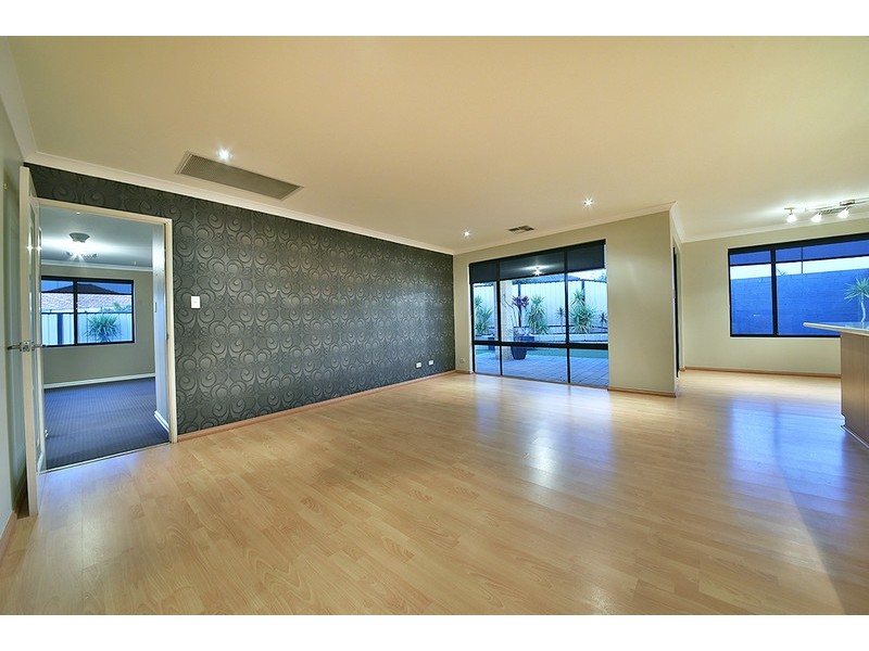 7 Vanrook Court, Carramar WA 6031