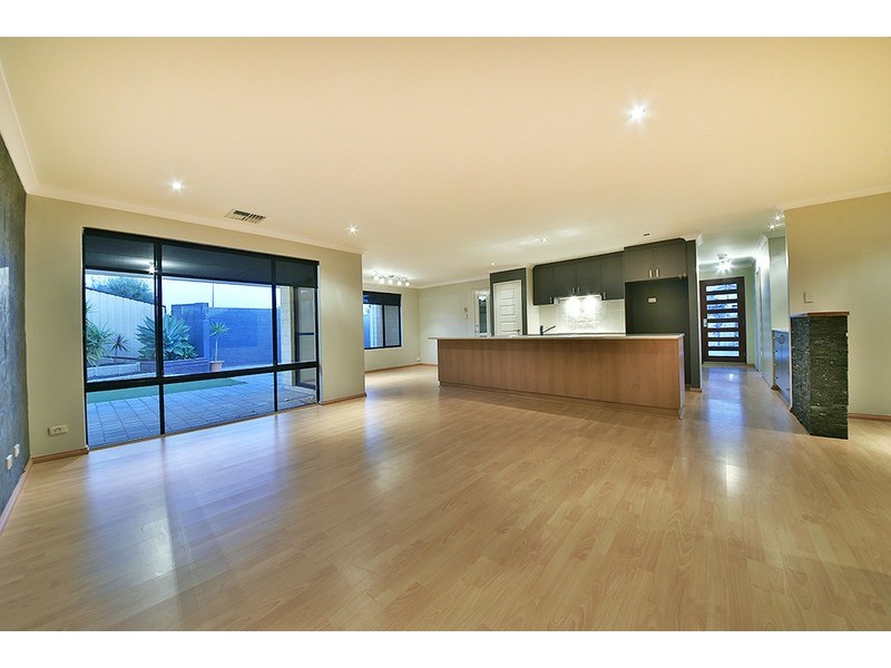 7 Vanrook Court, Carramar WA 6031