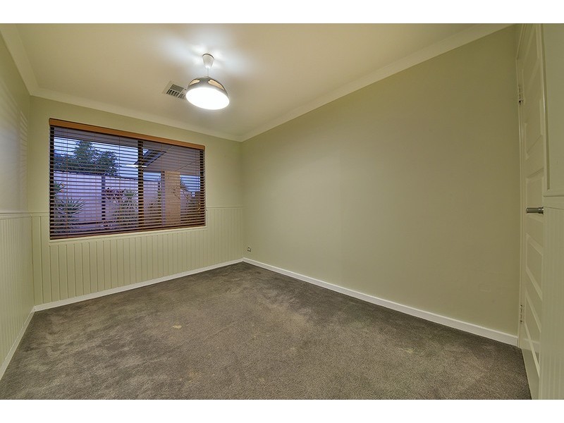 7 Vanrook Court, Carramar WA 6031