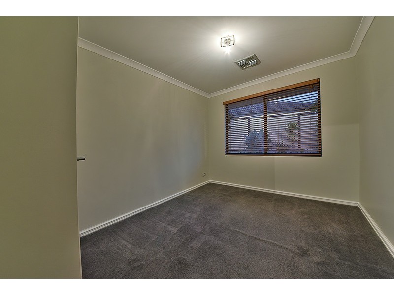 7 Vanrook Court, Carramar WA 6031