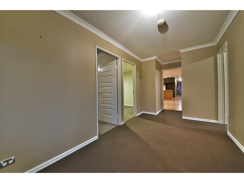 7 Vanrook Court, Carramar WA 6031