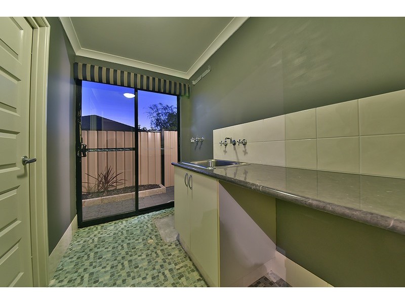 7 Vanrook Court, Carramar WA 6031