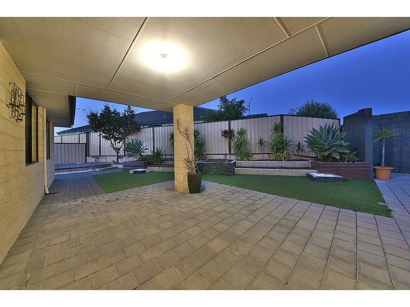 7 Vanrook Court, Carramar WA 6031