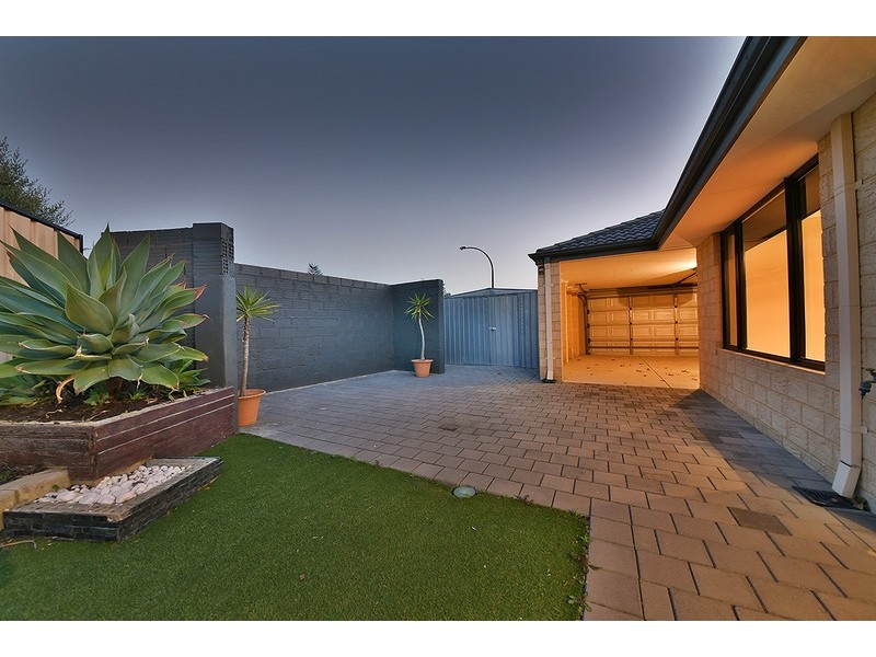 7 Vanrook Court, Carramar WA 6031
