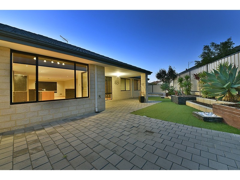 7 Vanrook Court, Carramar WA 6031