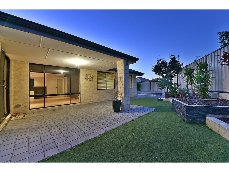 7 Vanrook Court, Carramar WA 6031