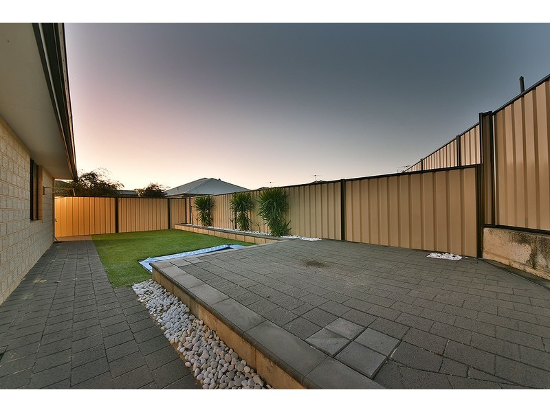 7 Vanrook Court, Carramar WA 6031