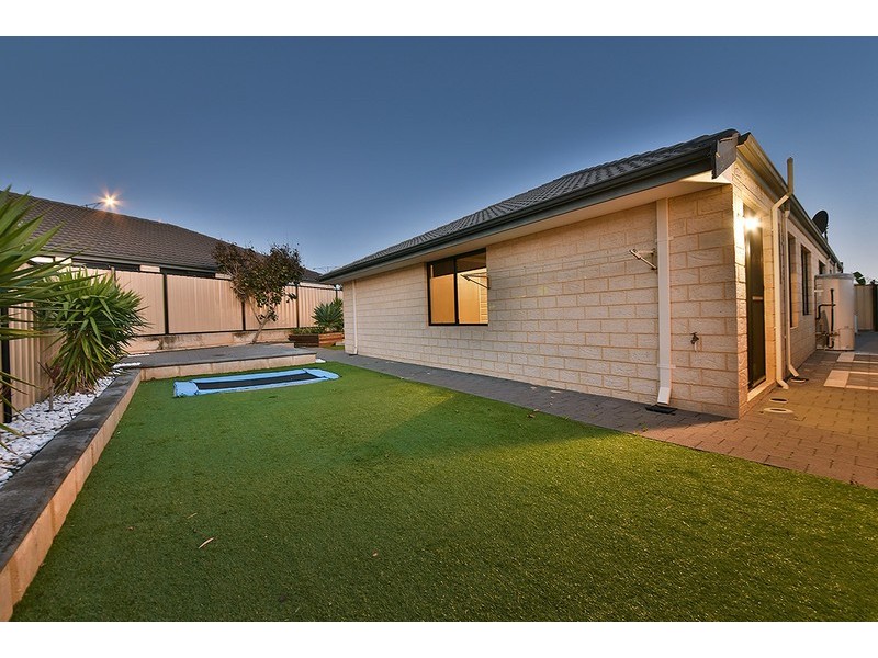 7 Vanrook Court, Carramar WA 6031