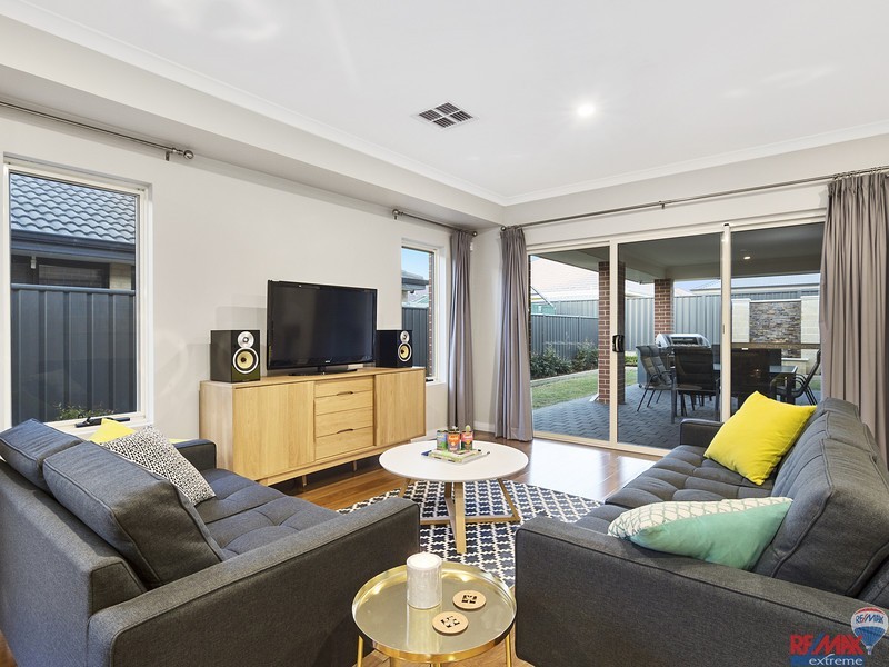 4 Hyden Road, Banksia Grove WA 6031