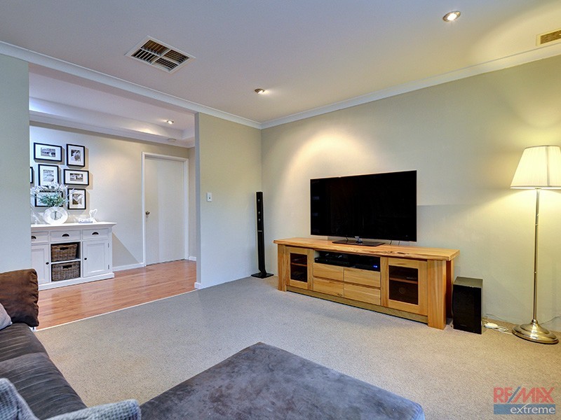 6 Newgain Crescent, Carramar WA 6031