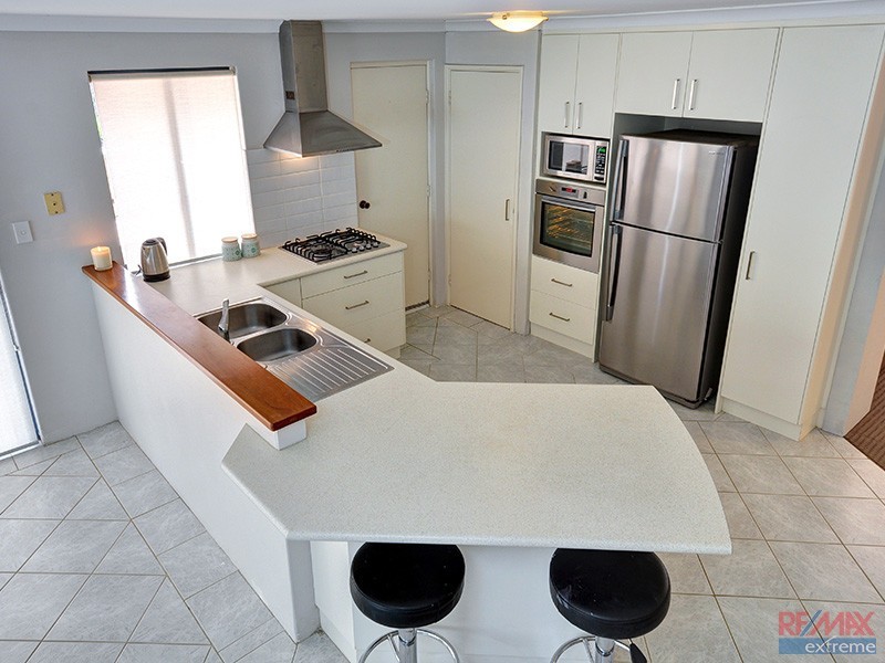 9 Darvel Close, Kinross WA 6028