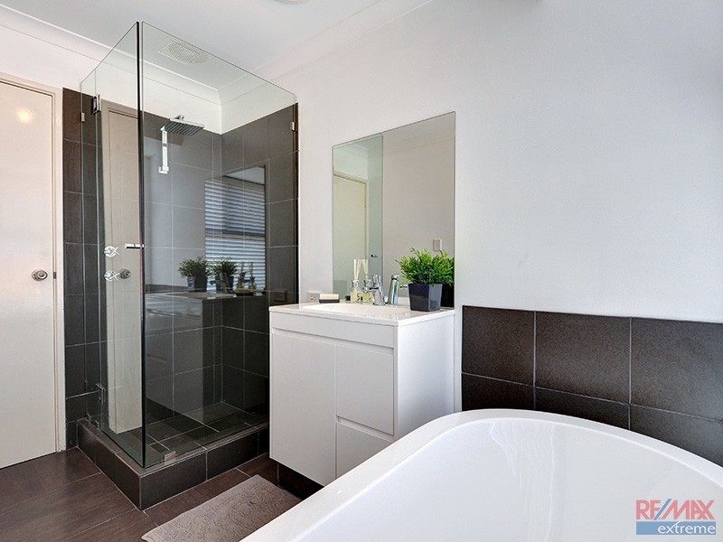 9 Darvel Close, Kinross WA 6028