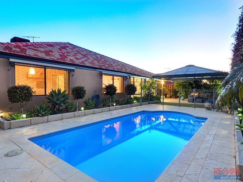 18 Chartwell Bend, Hocking WA 6065