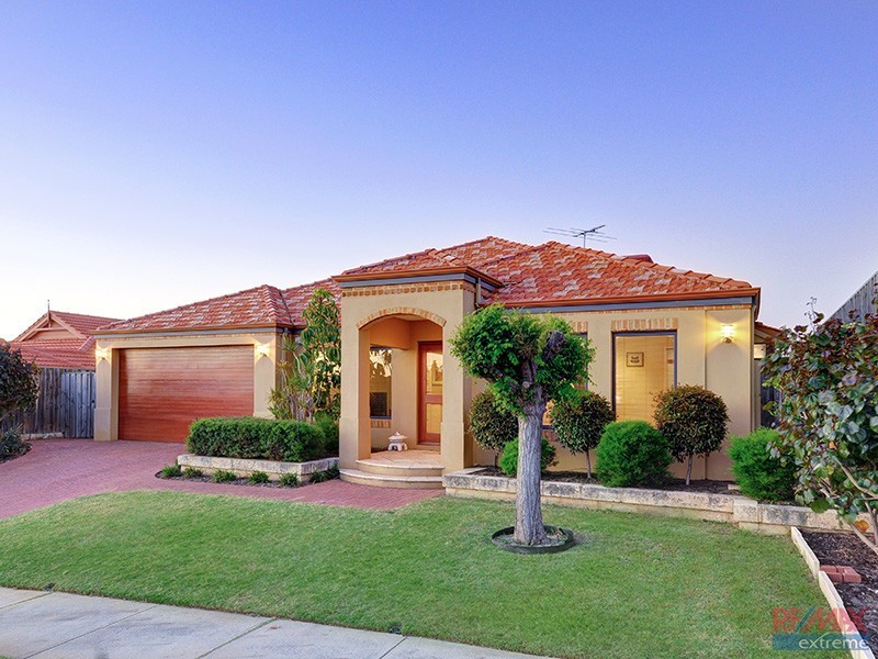 18 Chartwell Bend, Hocking WA 6065